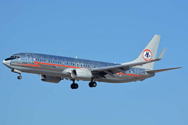 Boeing 737-800 (N905NN) - American 737-823 N905NN Astrojet at Phoenix Sky Harbor International Airport on February 6, 2018.