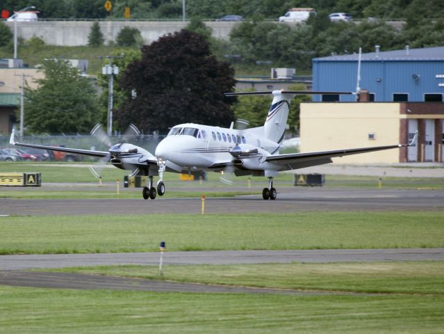 Beechcraft Super King Air 300 (N904MC) - 15 JUL 2016. Landing runway 26.