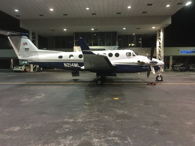 Beechcraft Super King Air 300 (N214ML)
