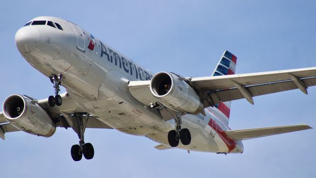Airbus A319 (N839AW) - An American Airlines Airbus A319-132 on short final @ KIND. br /br /9/20/23