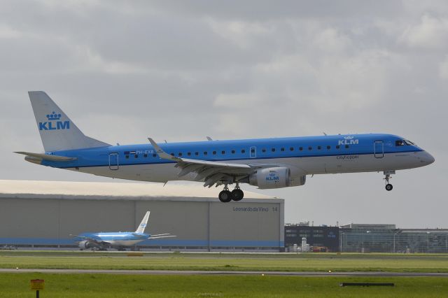 Embraer ERJ-190 (PH-EXB)