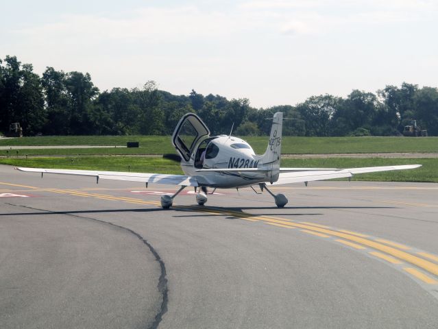 Cirrus SR-22 (N428AM) - Holding short of runway 34. A very hot day.