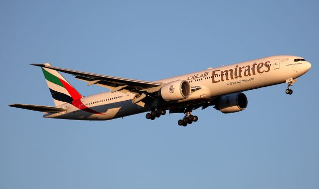 BOEING 777-300ER (A6-EQF) - Sunset Approach to Rwy 25