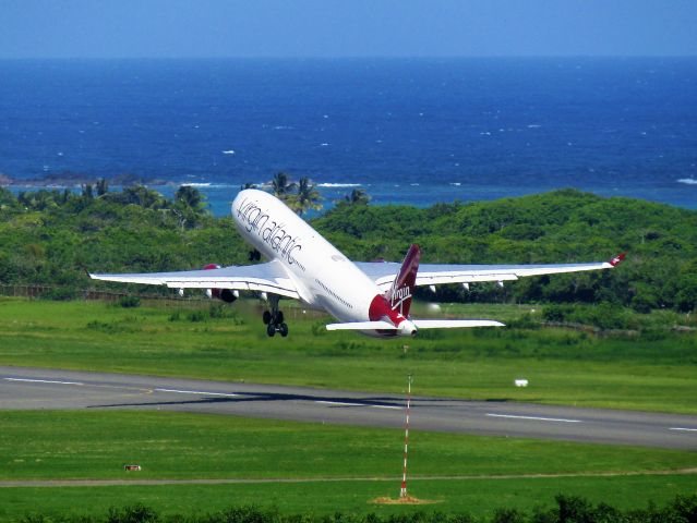 Airbus A330-300 (G-VLUV)
