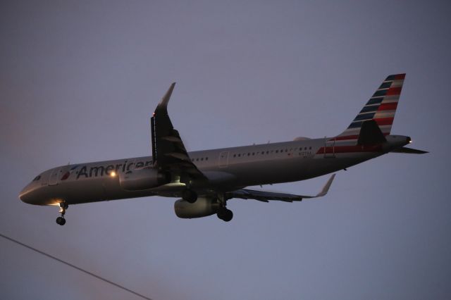 Airbus A321 (N127AA)