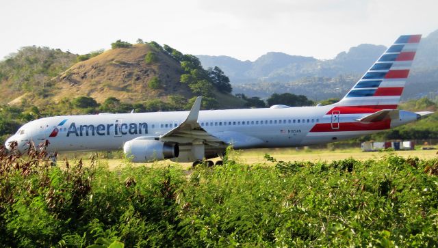 Boeing 757-200 (N185AN)