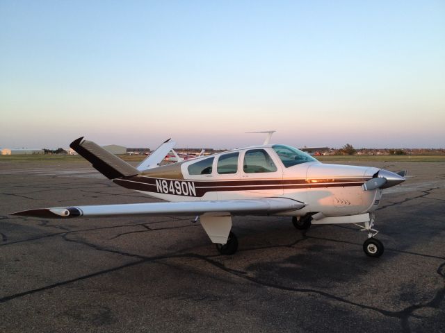 Beechcraft 35 Bonanza (N8490N)