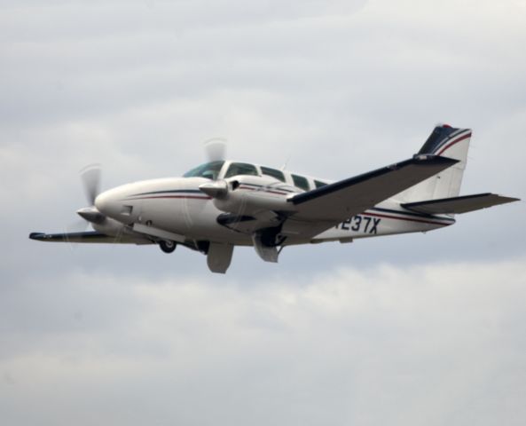 Beechcraft Baron (58) (N7237X) - Take off runway 26. Retraction of the mechanically operated landing gear.