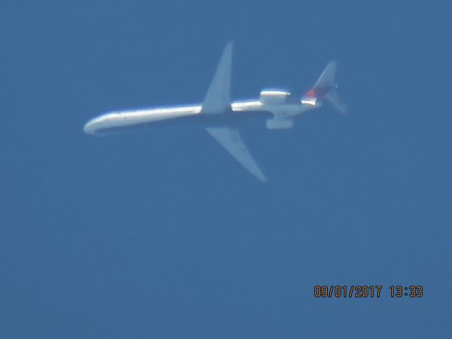 McDonnell Douglas MD-90 (N936DN)