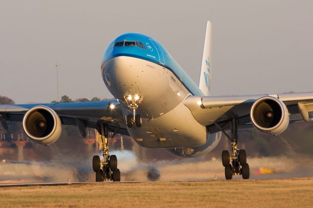 Airbus A330-200 (PH-AOH) - KLM22 departing to Schipol (EHAM).