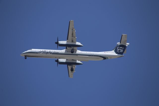 de Havilland Dash 8-400 (N423QX)