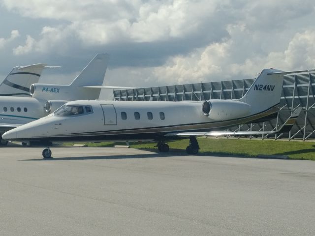 Learjet 55 (N24NV)