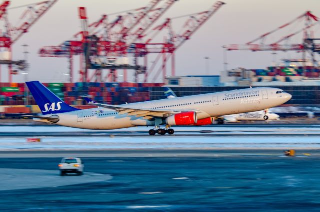 Airbus A330-300 (LN-RKU)