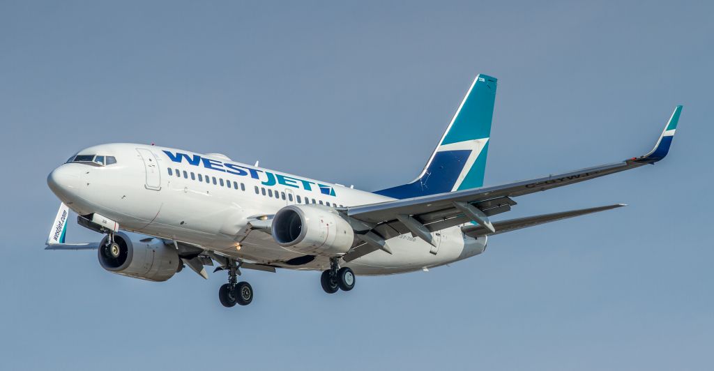 Boeing 737-700 (C-GYWJ)
