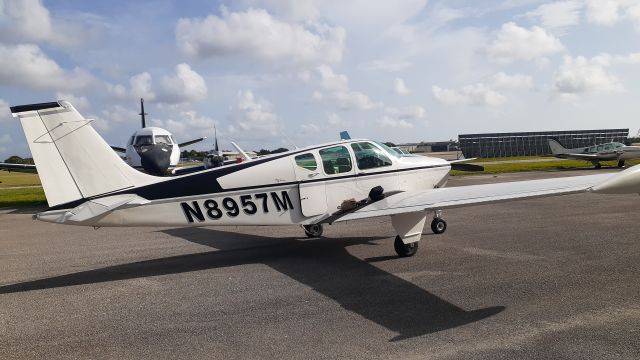 Beechcraft Bonanza (33) (N8957M)