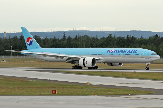 BOEING 777-300 (HL8218)