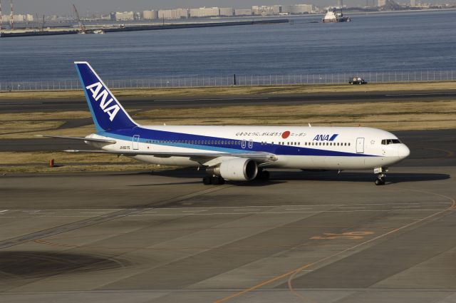 BOEING 767-300 (JA8275) - Taxi at Haneda Intl Airport on 2012/03/14