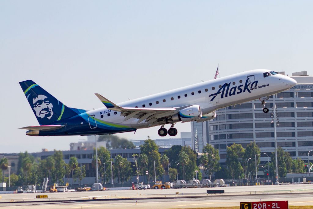 Embraer 175 (N192SY)