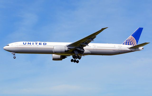 BOEING 777-300 (N2135U)