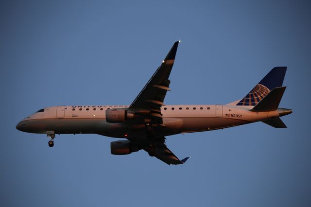 EMBRAER 175 (long wing) (N211SY)