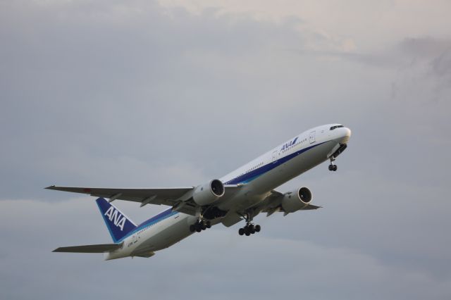 BOEING 777-300 (JA756A)