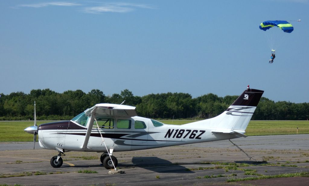 Cessna 205 (N1876Z) - Catching some tarmac time is this 1962 Cessna 205 Centurion in the Summer of 2023. 8/6/2023