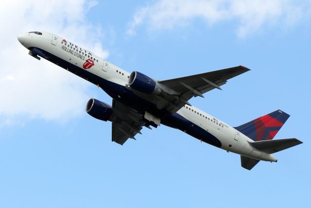 Boeing 757-200 (N650DL) - DL 8955, chartered for the Rolling Stones' Summer Tour, departing Hanscom this afternoon for New Orleans, the next stop on the tour. The Stones played Foxboro this past weekend.