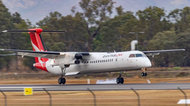 de Havilland Dash 8-400 (VH-QOY)