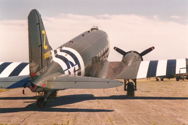 Douglas DC-3 —