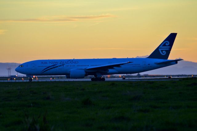 Boeing 777-200 (ZK-OKB)