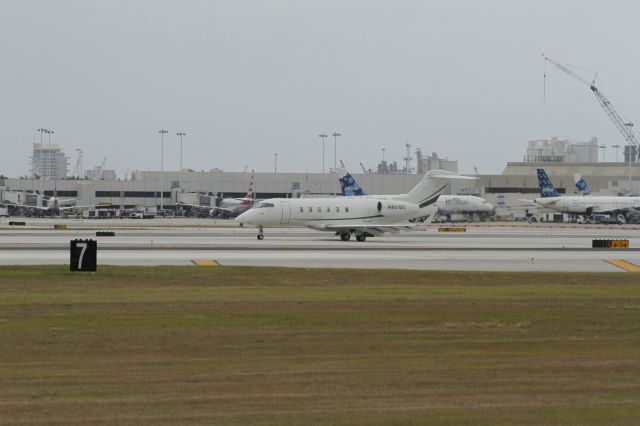 Bombardier Challenger 300 (N801EL)