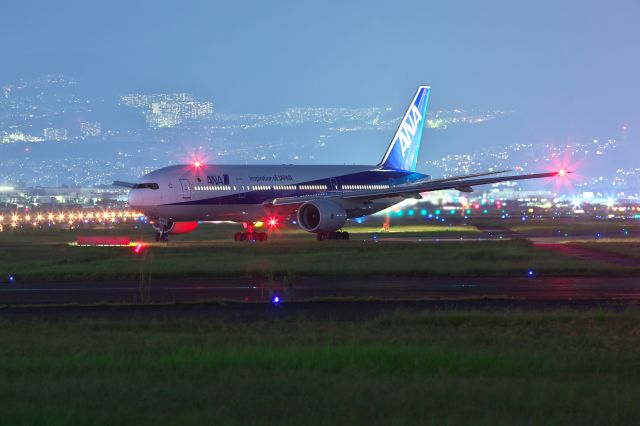 Boeing 777-200 (JA744A)