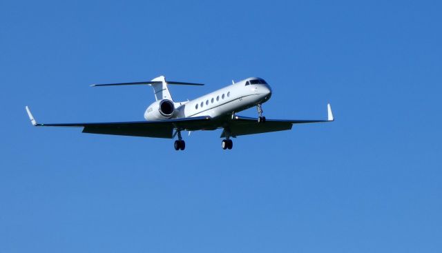 Gulfstream Aerospace Gulfstream V (N845CB) - On final is this 2008 Gulfstream GV-SP in the Spring of 2019.
