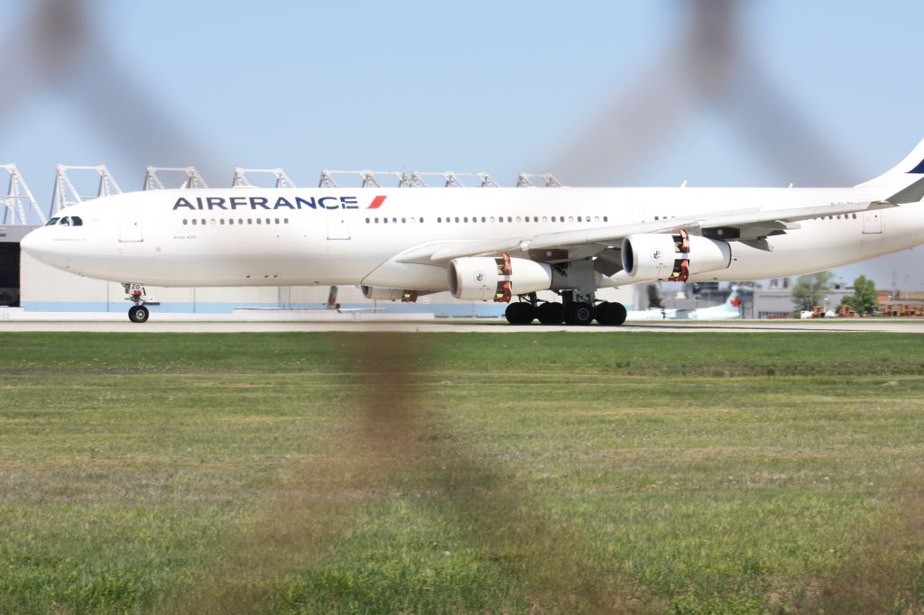 Airbus A340-300 (F-GLZO)