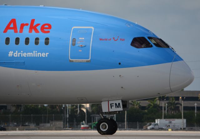 Boeing 787-8 (PH-TFM) - Lining up on RWY 8R