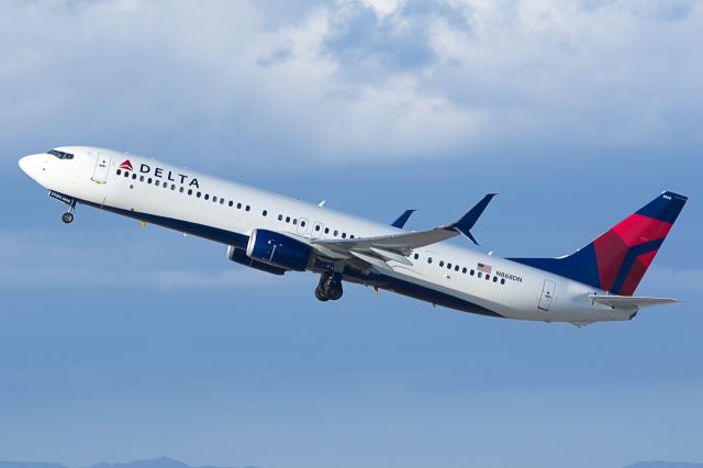 Boeing 737-700 (N868DN) - Delta 737 with split scimitar winglets climbing out of KLAX.