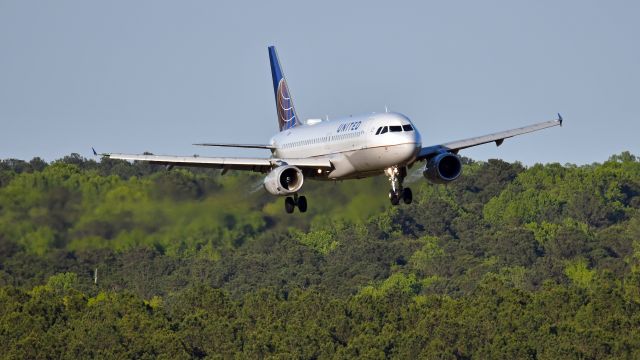 Airbus A320 (N493UA) - United Airlines Airbus A320 (N493UA) arrives KRDU Rwy 23L on 04/10/2020 at 6:31 pm.