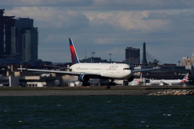 BOEING 767-400 (N838MH) - This Delta B767-400 reportedly carrying the Boston Red Sox to Los Angeles to play the Dodgers for games 3, 4 and 5. 