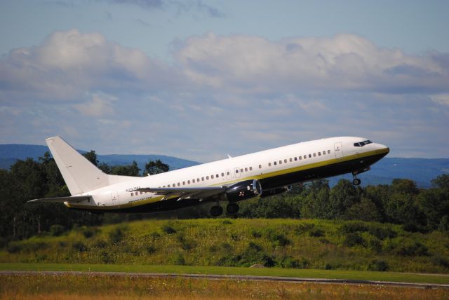 BOEING 737-400 (N753MA) - Miami Air International Flight 581 blasts off out of KITH for its flight to Miami, FL on RW32 in its Boeing 737-400 (N753MA)