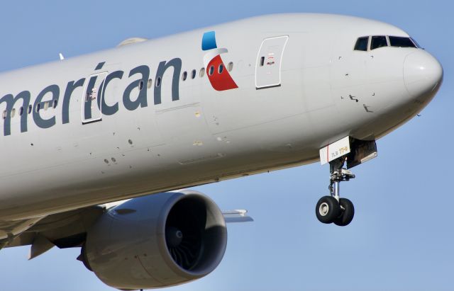 BOEING 777-300 (N718AN)
