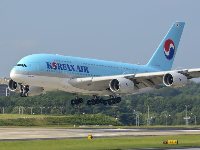 HL7611 — - A spectacular landing of this Korean Air 380. Early morning. Unusual landing from East to West and on runway closest to the south parking deck.