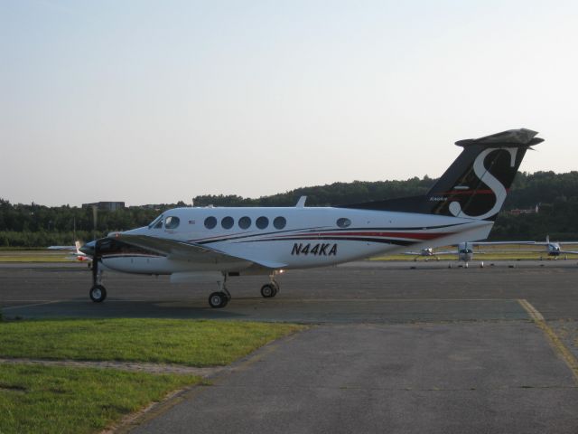 Beechcraft Super King Air 200 (MWT44) - Sitting on the ramp after arriving from Litchfield, MN (KLJF).