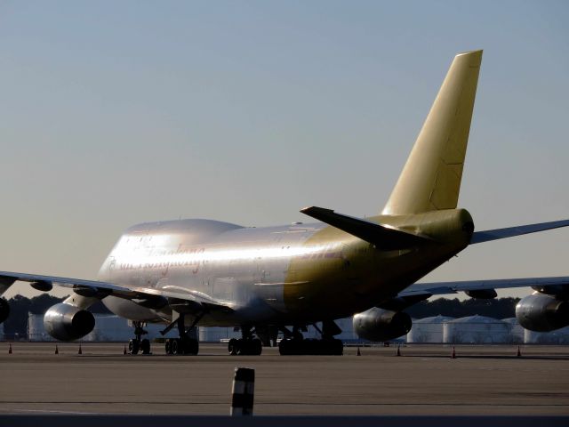 Boeing 747-400 (B-HOU) - I take a picture on Dec 25, 2016.br /This picture is the fuselage whole version of B-HOU to which I contributed recently. Its good gloss completely (^^).