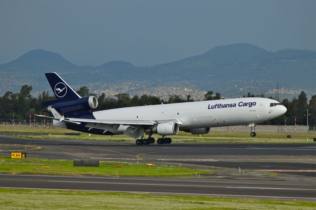 Boeing MD-11 (D-ALCD) - McDonnell Douglas MD-11F D-ALCD MSN 48784 of Lufthansa Cargo is to land into the Mexico City International Airport (08/2018).