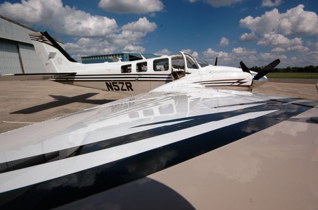 Beechcraft Baron (58) (N5ZR) - Nice reflection on the wing