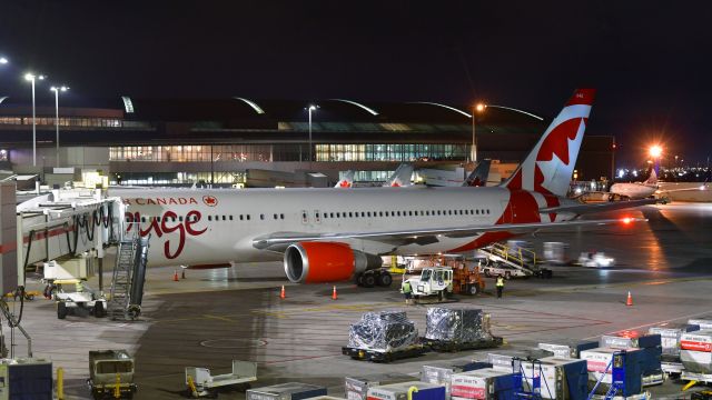 BOEING 767-300 (C-GDUZ) - Canada Rouge Boeing 767-38E(ER) C-GDUZ in Toronto 