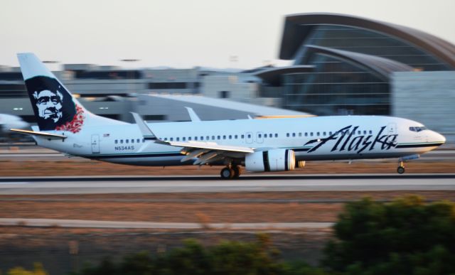 Boeing 737-800 (N534AS) - An Alaska Airlines Boeing 737-800 Split Schimitars brand spankin new lands at KLAX 24R after a hop from SeaTac