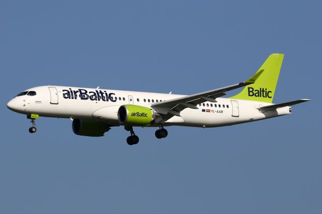 Airbus A220-300 (YL-AAR)