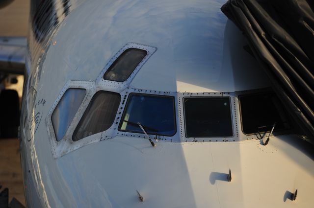 Boeing 717-200 (N978AT) - A Boeing 717-200 waiting for its next flight from MSP