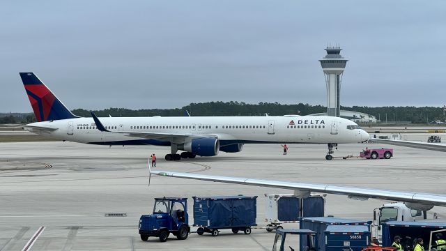 BOEING 757-300 (N584NW)